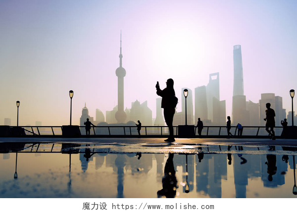 上海东方明珠成熟美景旅客拍摄上午活动在外滩, 黄浦河边, 上海城市景观背景